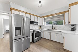 Fridge, microwave, oven, stovetop - spacious 5BR Family Home -Game Room (Edmonton)