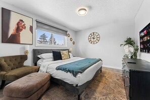5 bedrooms, desk, iron/ironing board, free WiFi - spacious 5BR Family Home -Game Room (Edmonton)