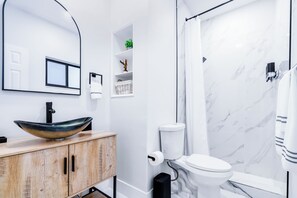 Bathroom - 3BR Pool Home + Game Room / Near Hard Rock Stadium (Miami)