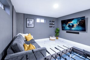 Living area - 3BR Pool Home + Game Room / Near Hard Rock Stadium (Miami)