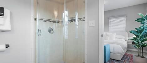 Een douche, een haardroger, handdoeken, zeep
