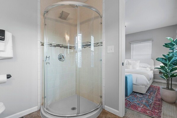 Shower, hair dryer, towels, soap - 3-bedroom house in pleasant St. Louis with cool AC breeze (St. Louis)