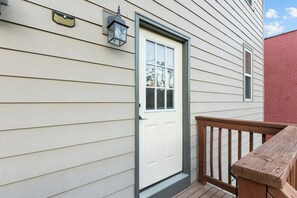 Property grounds - 3-bedroom house in pleasant St. Louis with cool AC breeze (St. Louis)