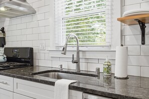 Private kitchen - Fairlawn Filly | 2 Bed | Pets Welcome | Horse Park (Lexington)