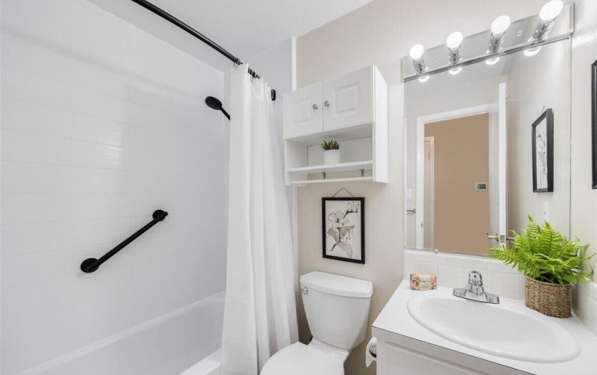 Douche, séchoir à cheveux, bidet, serviettes fournies