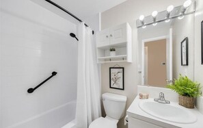 Regadera, secadora de cabello, bidet, toallas 