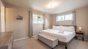 3 bedrooms, desk, iron/ironing board, free WiFi