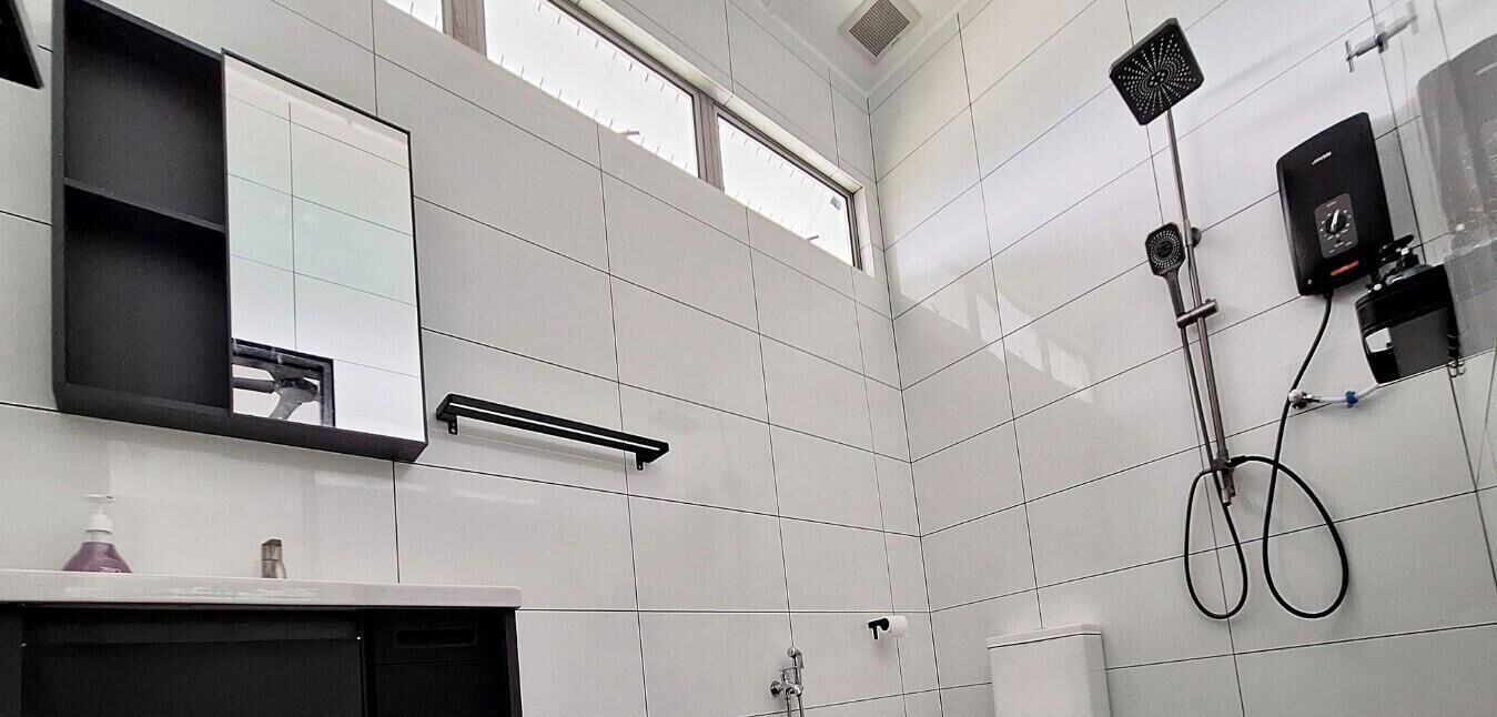 Shower, hair dryer, towels