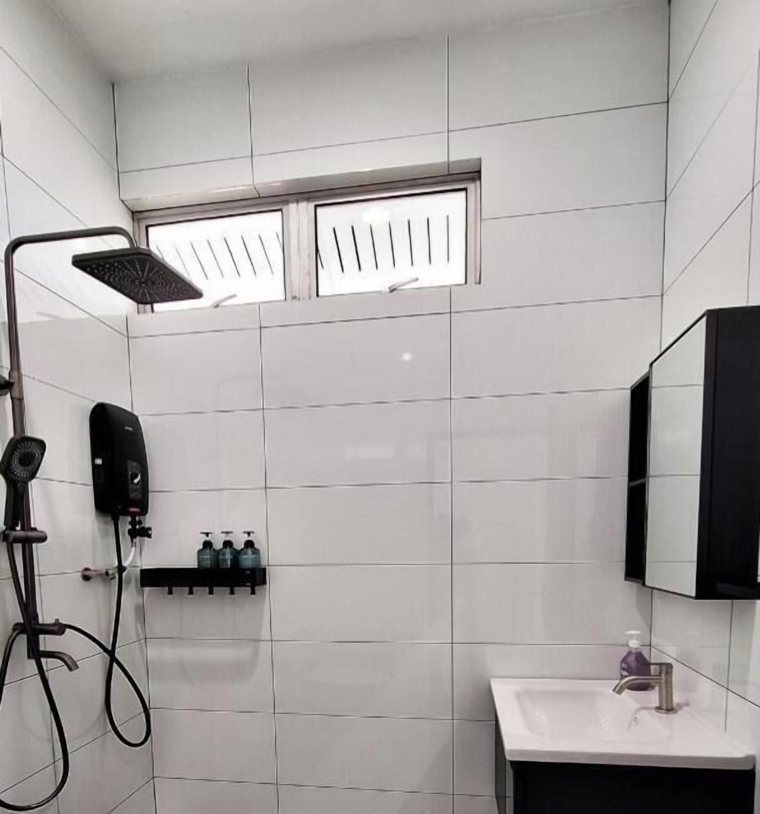Shower, hair dryer, towels