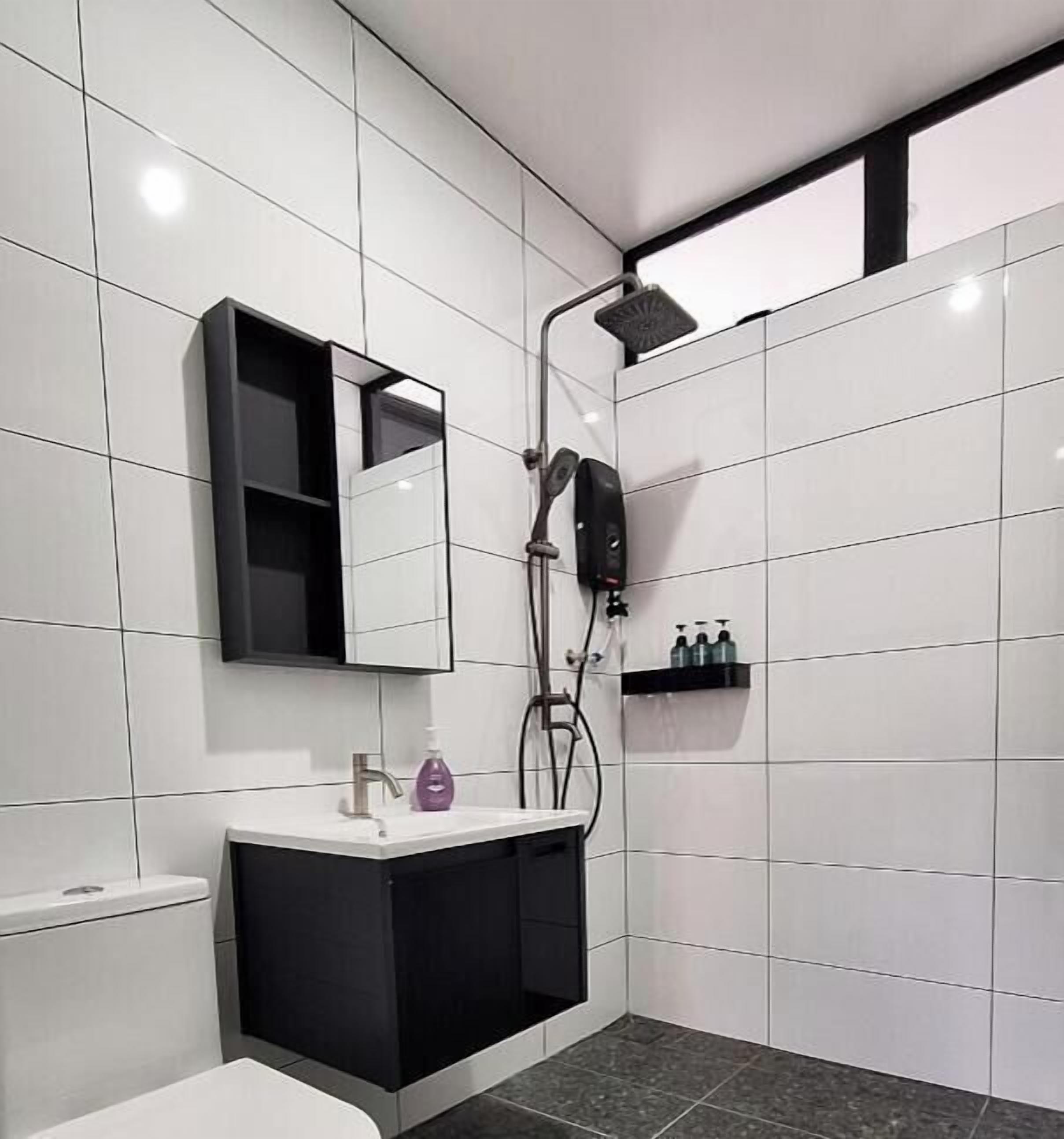 Shower, hair dryer, towels