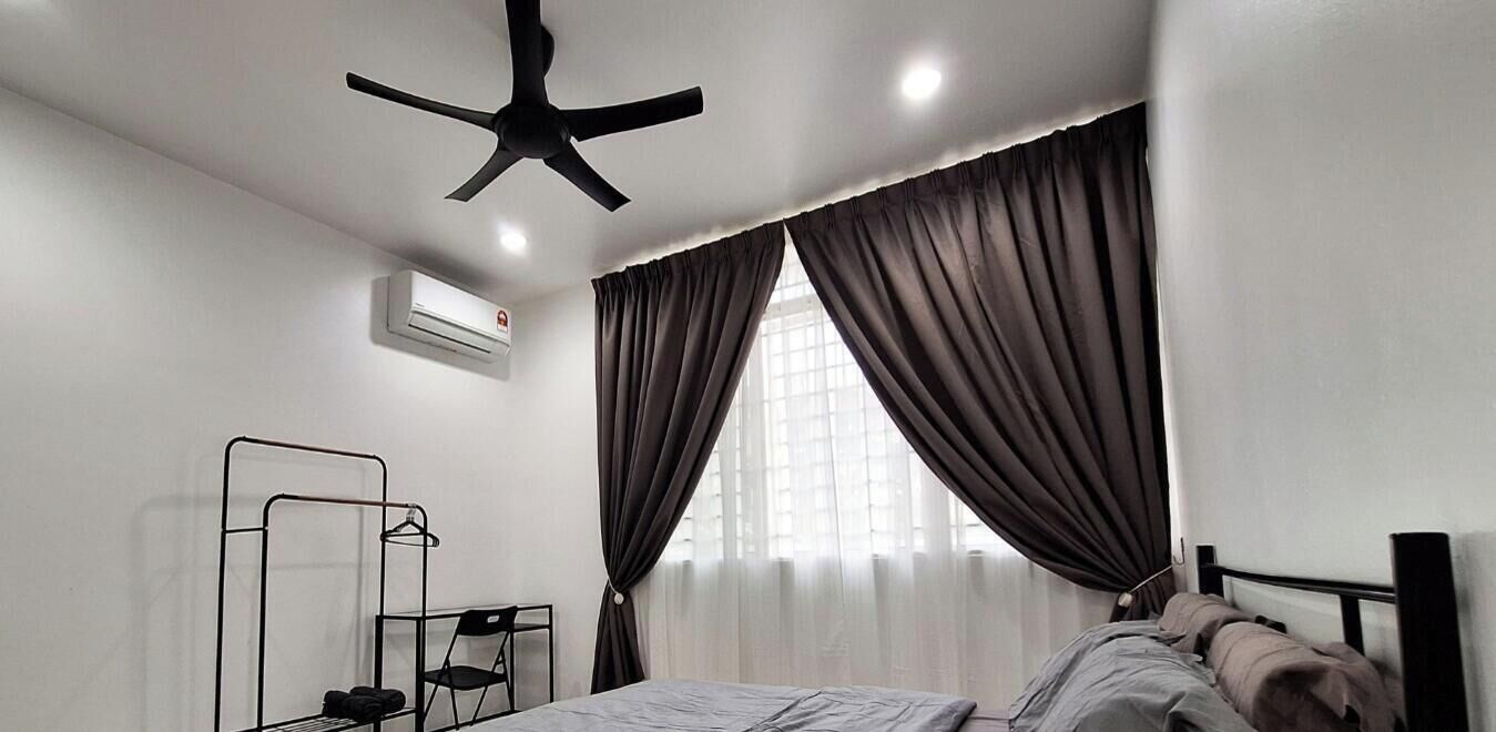 5 bedrooms, desk, iron/ironing board, WiFi