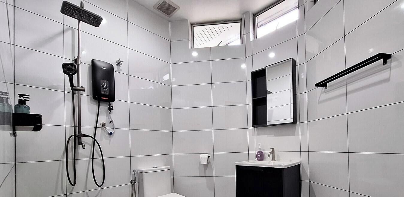 Een douche, een haardroger, handdoeken