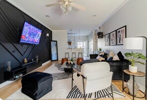 Living area - Midtown Retreat - Fire Pit & Grill
Luxury Family Retreat - Double King Beds (Houston)