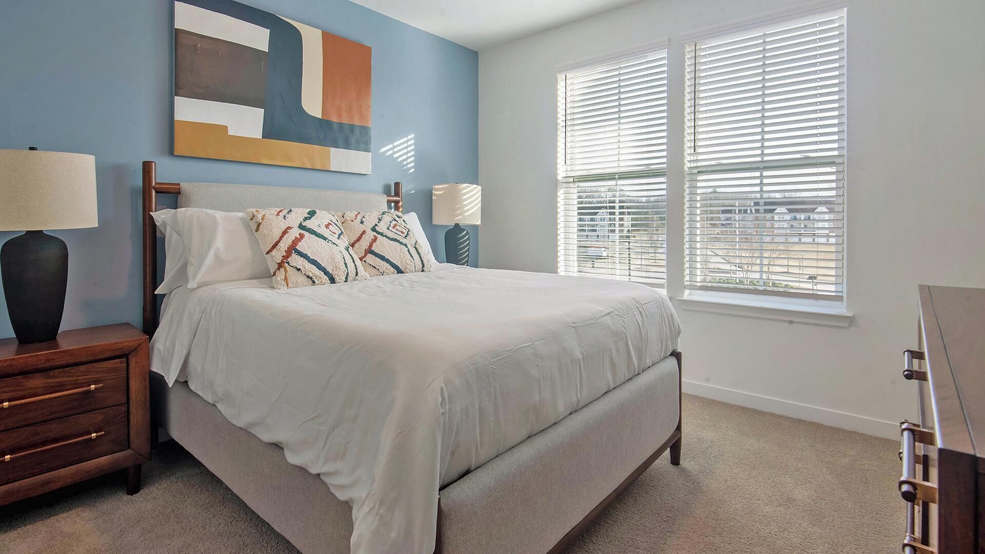 Desk, iron/ironing board, WiFi, bed sheets