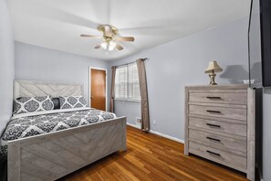 3 slaapkamers, een bureau, een strijkplank/strijkijzer, reisbedje