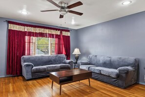Living area - Beautiful 3-bedroom house with AC in Bayonne, 2 Free Parking, Walk to Train NYC (Bayonne)