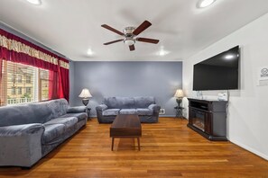 Smart TV, computer monitors - World Cup Family Friendly 3bdr/ 2 Free Parking Spot, 8 min Walk to NYC Train (Bayonne)