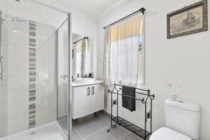 Bathroom - Coastal House Curlewis Getaway (Curlewis)