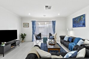 Living area - Coastal House Curlewis Getaway (Curlewis)