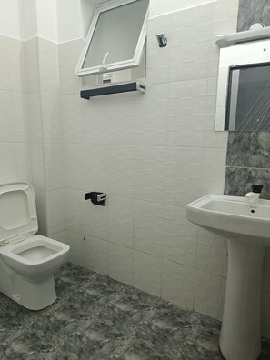 Deluxe Double Room | Bathroom | Shower, free toiletries, slippers, towels - RG Hotel Mtongwe (Mombasa)