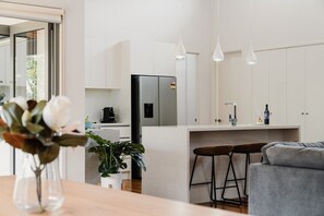 Interior - Seabreeze Pacific Drive - Torquay - Sleeps 11! (Torquay)