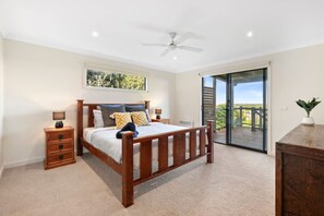 5 bedrooms, iron/ironing board, WiFi, bed sheets - Ocean Views on Aldebaran - sleeps 11 (Ocean Grove)