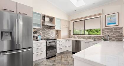 At the Hilltop - sleeps 10 - Pet friendly