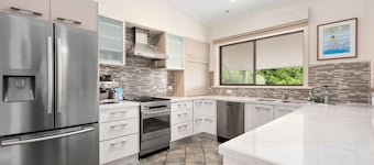 At the Hilltop - sleeps 10 - Pet friendly