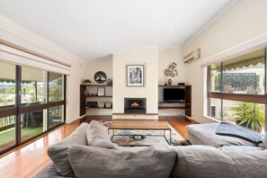 TV, fireplace, offices - At the Hilltop - sleeps 10 - Pet friendly (Belmont)