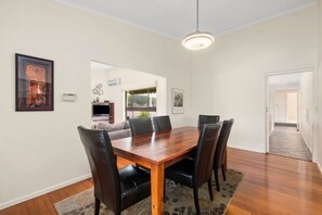 Dining - At the Hilltop - sleeps 10 - Pet friendly (Belmont)