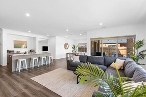 TV, ping pong, books, offices - Five bedroom  in Australia, Armstrong Creek (Armstrong Creek)