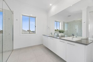 Hair dryer, towels - Five bedroom  in Australia, Armstrong Creek (Armstrong Creek)