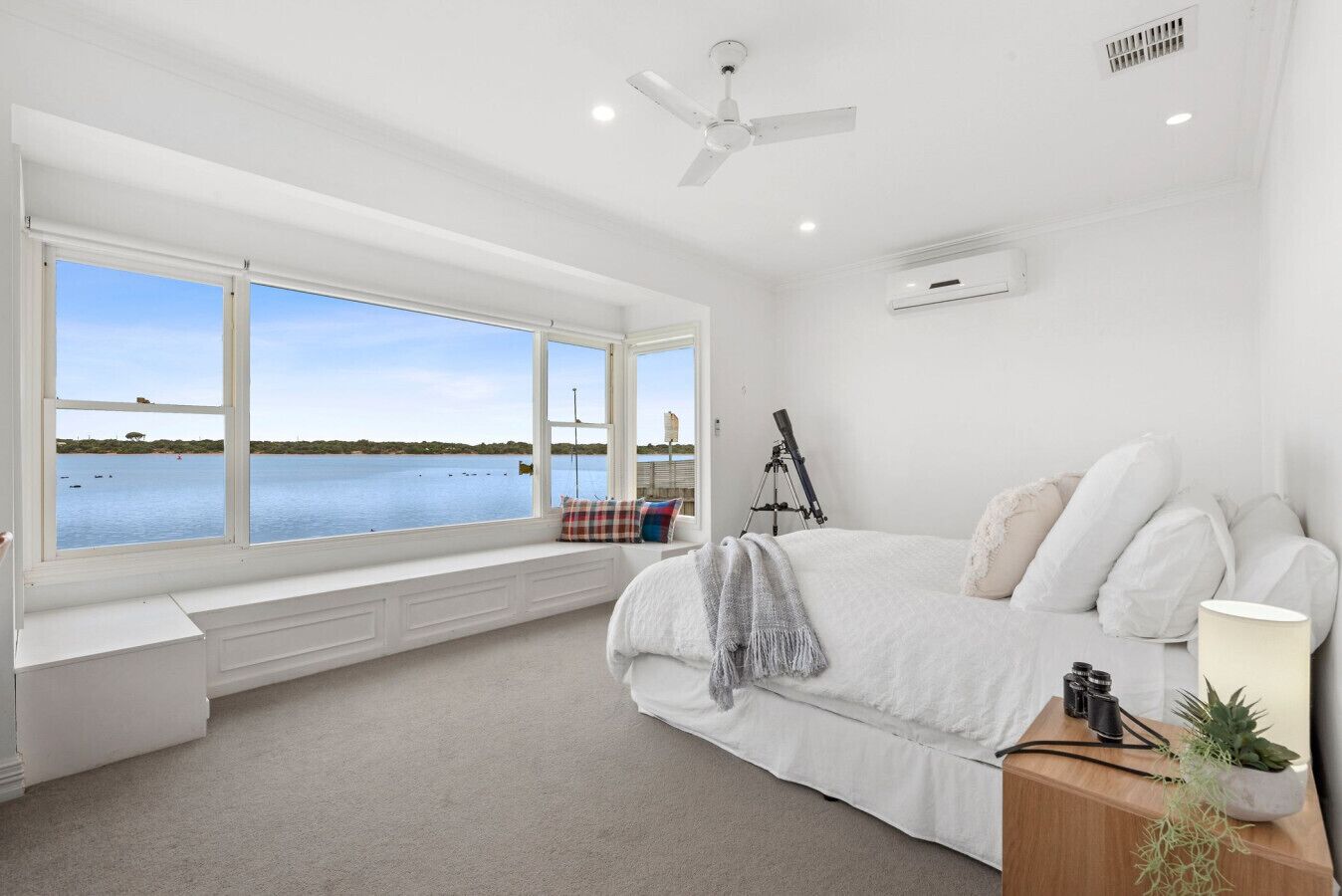 Desk, iron/ironing board, WiFi, bed sheets