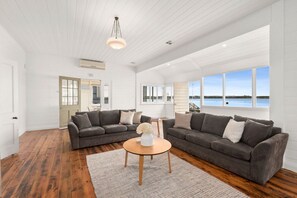 TV, fireplace, books - Portrush - Ultimate Family Stay - Sleeps 13 (Barwon Heads)
