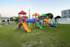 A playground with slides and climbing structures. - Studio with Club Amenities: Pool, 5G Wi-Fi, Parking & 300m from the Sea (Matinhos)