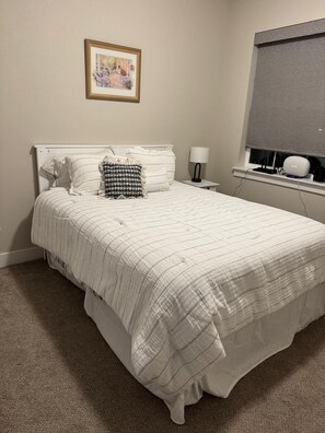 4 habitaciones, tabla de planchar con plancha, wifi y ropa de cama 
