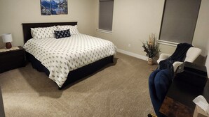 A bedroom with a bed, a desk, a ceiling fan, a window, and a wall-mounted picture. - Spacious 4-bedroom house in beautiful Eaton (Eaton)