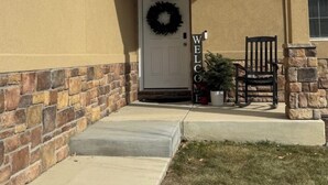 A house with a front porch, a door with a wreath, and a welcome sign. - Spacious 4-bedroom house in beautiful Eaton (Eaton)