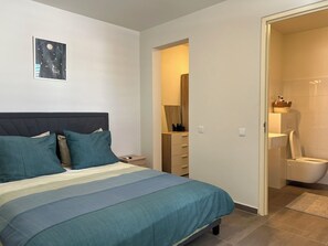 3 bedrooms, iron/ironing board, WiFi, bed sheets - Casa Serenity: 3-bedroom Calm & Cozy Central House in a Secured Neighbourhood (Willemstad)