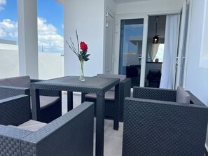 Terrace/patio - Casa Serenity: 3-bedroom Calm & Cozy Central House in a Secured Neighbourhood (Willemstad)