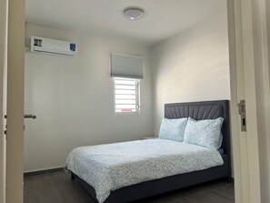 3 habitaciones, tabla de planchar con plancha, wifi y ropa de cama 