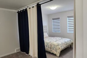4 bedrooms, iron/ironing board, WiFi, bed sheets - Air conditioned home, Garage Parking (Calgary)