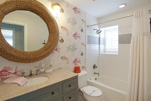 Shower, hair dryer, towels - 2nd floor Siesta Key condo - short walk to beach - GBB 1339 (Siesta Key)