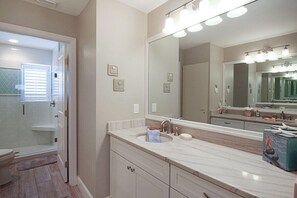 Shower, hair dryer, towels - 2nd floor Siesta Key condo - short walk to beach - GBB 1339 (Siesta Key)