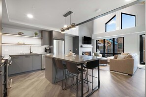 Interior - NEW 3 King Beds  Private Baths Top Floor Views Near Banff (Canmore)