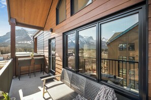 Property grounds - NEW 3 King Beds  Private Baths Top Floor Views Near Banff (Canmore)