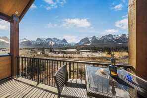 Outdoor dining - NEW 3 King Beds  Private Baths Top Floor Views Near Banff (Canmore)