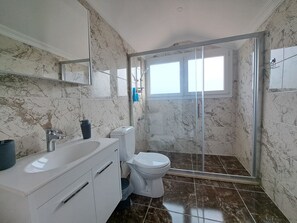 Shower, hair dryer, towels, soap - Villa Tei, For exclusive guests, in ÖLÜDENİZ, NEW (Fethiye)