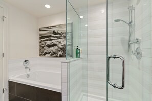 Haartrockner, Handtücher, Seife, Toilettenpapier