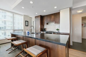 Private kitchen - Spacious Luxury Downtown Living 1200 sqft 2 Bed/2 Bath + Den With River View. (Calgary)
